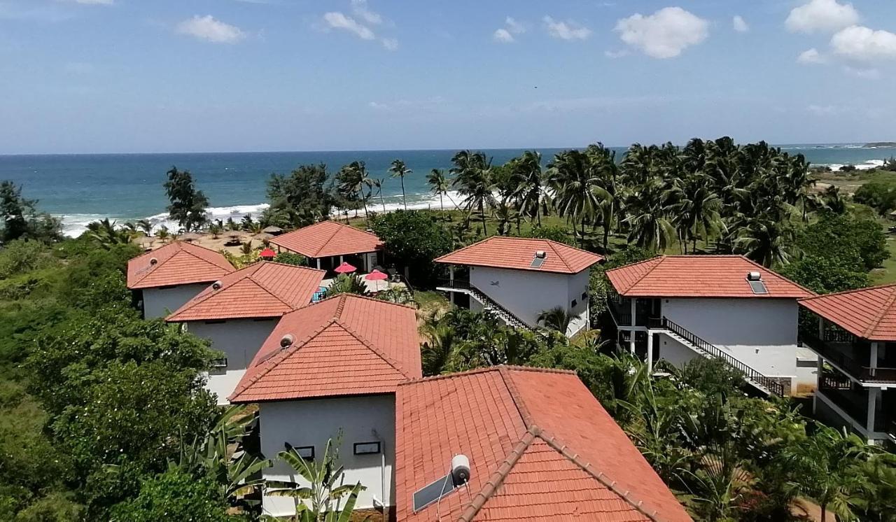 Ladja Beach Resort Ambalantota Buitenkant foto