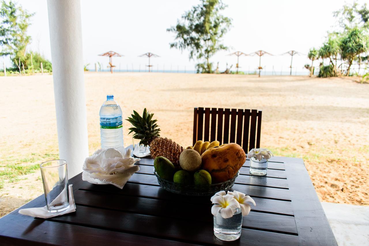Ladja Beach Resort Ambalantota Buitenkant foto