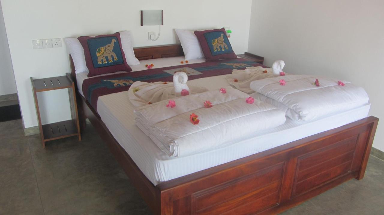 Ladja Beach Resort Ambalantota Buitenkant foto