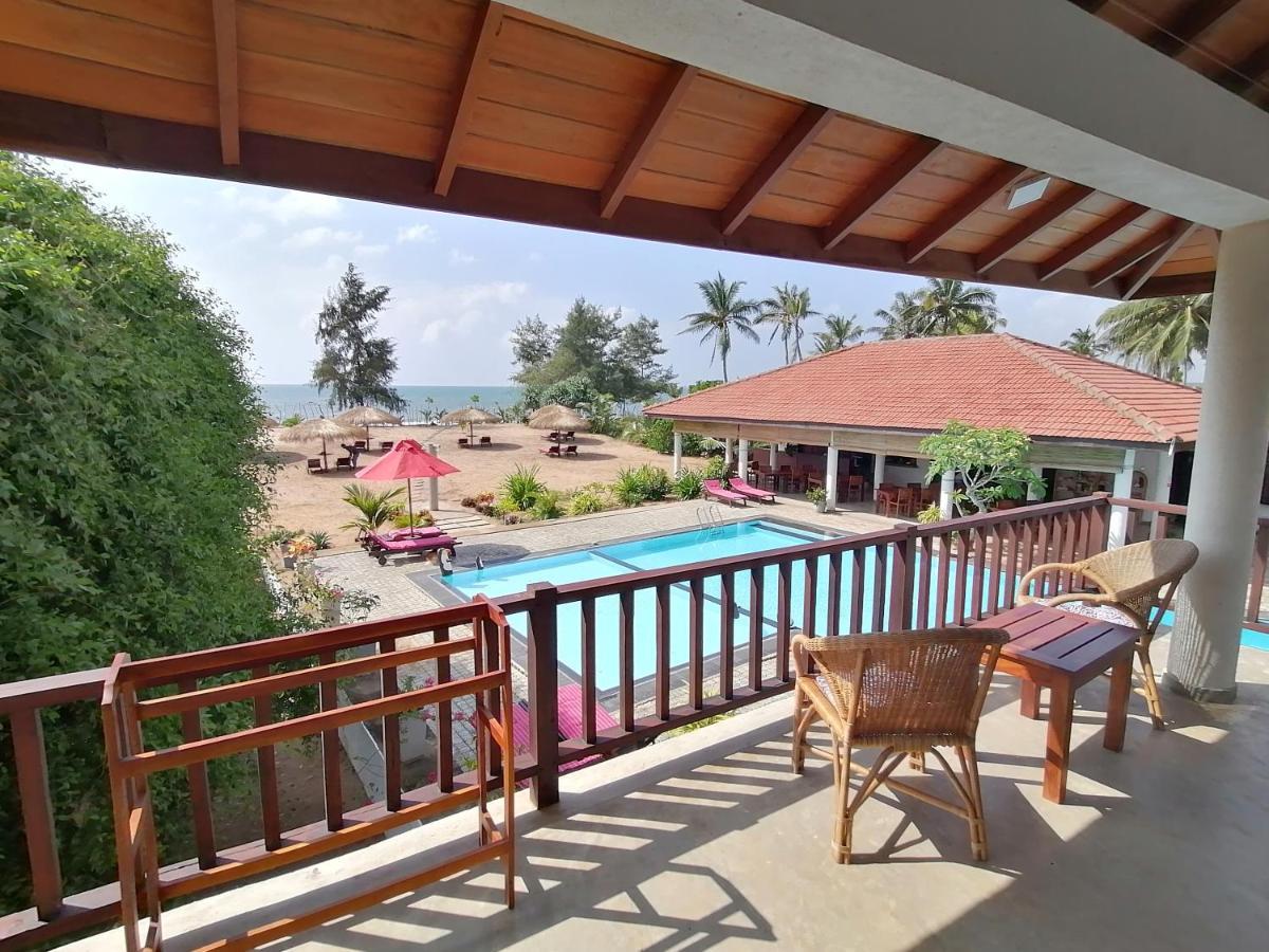 Ladja Beach Resort Ambalantota Buitenkant foto